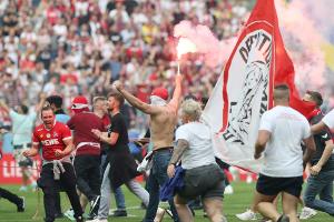 Nach Platzsturm: DFB ermittelt gegen Köln und Schalke
