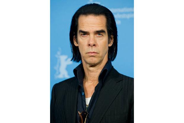Schon zum zweiten Mal muss Nick Cave einen Sohn zu Grabe tragen. Jethro Lazenby, der als Model und Fotograf arbeitete und seinen Vater nicht vor seinem siebten Lebensjahr kennenlernte, starb mit nur 3 ... Schon zum zweiten Mal muss Nick Cave einen Sohn zu Grabe tragen. Jethro Lazenby, der als Model und Fotograf arbeitete und seinen Vater nicht vor seinem siebten Lebensjahr kennenlernte, starb mit nur 3 ...