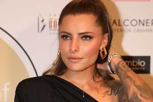 Sophia Thomalla begeistert Fans im Bikini-Kleid