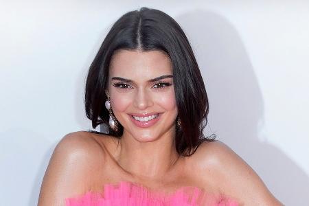 Kendall Jenner kämpft mit einer Gurke - und das Netz lacht Kendall Jenner kämpft mit einer Gurke - und das Netz lacht