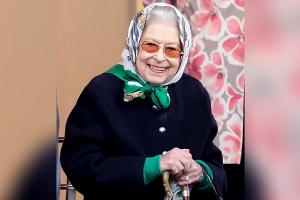 Überraschender Auftritt: Queen besucht gut gelaunt royale Pferde-Show