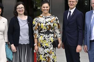 Victoria von Schweden strahlt in floralem Puffärmel-Kleid