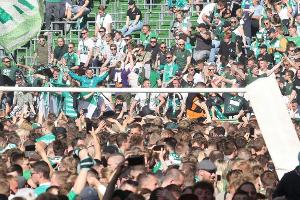Mehrere Verletzte bei Platzsturm im Weserstadion
