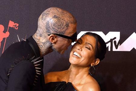 Travis Barker und Kourtney Kardashian nun auch offiziell verheiratet Travis Barker und Kourtney Kardashian nun auch offiziell verheiratet
