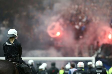 Krawalle in Rostock: Zwölf verletzte Polizisten Krawalle in Rostock: Zwölf verletzte Polizisten