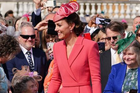 Im Auftrag der Queen: Strahlender Auftritt von Herzogin Kate Im Auftrag der Queen: Strahlender Auftritt von Herzogin Kate