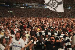 Fans machen Nacht in Frankfurt zum Tag