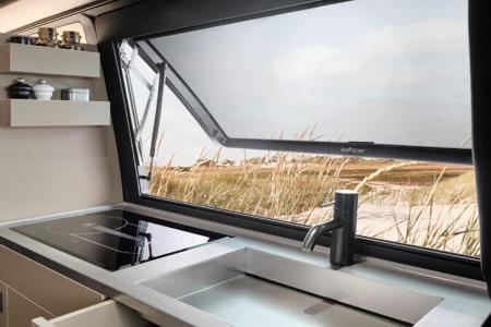 Custom Bus Streifenwagen VW T 6.1 Black Edition (2022)