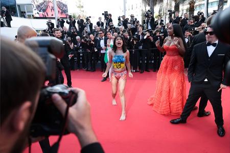 Demonstrantin stürmt roten Teppich in Cannes
