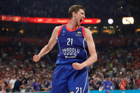 Pleiß gewinnt mit Anadolu Istanbul erneut die EuroLeague Pleiß gewinnt mit Anadolu Istanbul erneut die EuroLeague