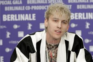Nacktfoto-Verwirrung: Machine Gun Kelly plötzlich ohne Tattoos?