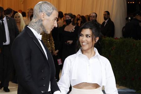 Kourtney Kardashian: Reality-Star ändert Nachnamen auf Instagram Kourtney Kardashian: Reality-Star ändert Nachnamen auf Instagram