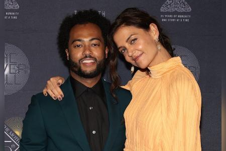 Katie Holmes: Erster öffentlicher Auftritt mit neuem Freund Katie Holmes: Erster öffentlicher Auftritt mit neuem Freund