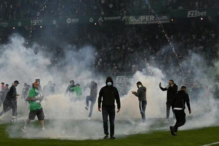 21 Leichtverletzte: Krawalle in Saint-Etienne nach Abstieg 21 Leichtverletzte: Krawalle in Saint-Etienne nach Abstieg