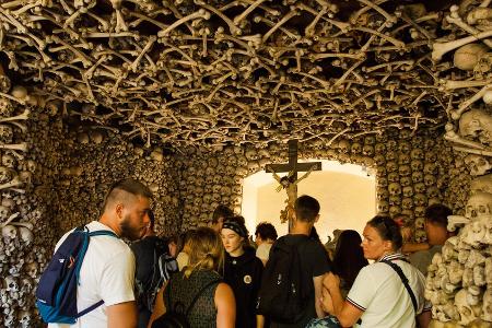 Makaber geschmückt: Die Grusel-Kapelle von Kudowa Makaber geschmückt: Die Grusel-Kapelle von Kudowa