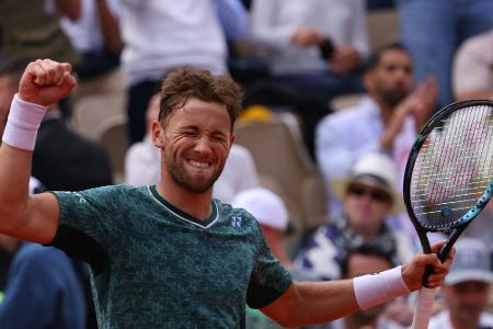 Medwedew und Tsitsipas in Paris ausgeschieden Medwedew und Tsitsipas in Paris ausgeschieden