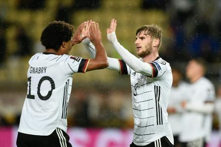 Ball im Gesicht: Gnabry lacht über Werner Ball im Gesicht: Gnabry lacht über Werner