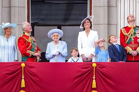 Balkon-Auftritt: Menschenmenge bejubelt die Queen und die Royals Balkon-Auftritt: Menschenmenge bejubelt die Queen und die Royals