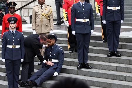 Jubiläumsgottesdienst für die Queen: Drei Soldaten fallen in Ohnmacht Jubiläumsgottesdienst für die Queen: Drei Soldaten fallen in Ohnmacht