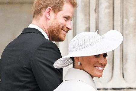 Warum saßen Meghan und Harry so weit weg von William und Kate? Warum saßen Meghan und Harry so weit weg von William und Kate?
