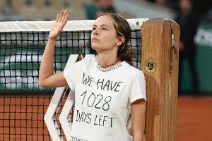 French Open: Umwelt-Aktivistin kettet sich ans Netz