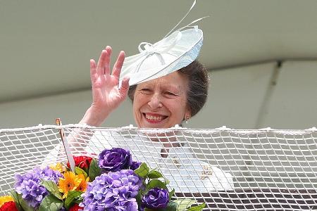 Vertretung für die Queen: Jubel für Prinzessin Anne bei Pferderennen Vertretung für die Queen: Jubel für Prinzessin Anne bei Pferderennen