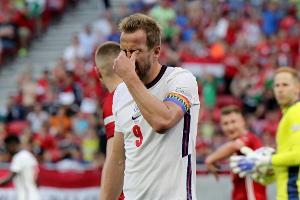 England startet mit Niederlage - Buhrufe während Kniefall