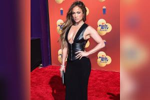 Jennifer Lopez: Großer Auftritt im Cut-Out-Kleid