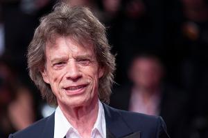 Mick Jagger trinkt eine Maß Bier in München
