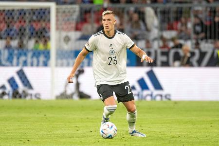 Nico Schlotterbeck - Note: 3,5 - Der BVB-Neuzugang war im Spielaufbau eine wichtige Anlaufstelle für die DFB-Elf. Zeigte über weite Strecken ein gutes Spiel. Dass er Kane unabsichtlich in die Hacken lief und so den Elfmeter zum Ausgleich verursachte, passte nicht zu seinem Tag. Hatte viele gute Szenen, aber seine wenigen, aber entscheidenden Fehler werden hängen bleiben. Diese Szene zog seine Benotung ordentlich nach unten.
