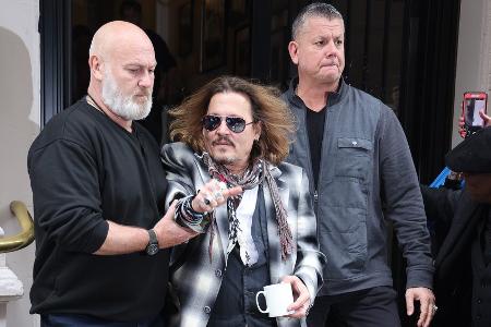 Nach Prozessende: Johnny Depp wird von Menschenmassen verfolgt Nach Prozessende: Johnny Depp wird von Menschenmassen verfolgt