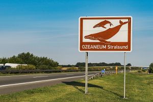 Braune Schilder an der Autobahn – das steckt dahinter