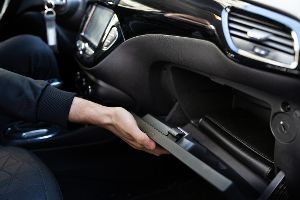 Warum der Fahrzeugschein im Handschuhfach nichts verloren hat