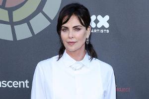 Neue Farbe: Charlize Theron überrascht mit schwarzen Haaren