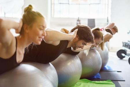 Effektives Training gegen Rückenschmerzen und für einen straffen Bauch