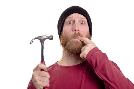 Mit dem Hammer auf den Daumen gehauen