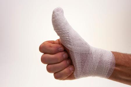 Mit dem Hammer auf den Daumen gehauen