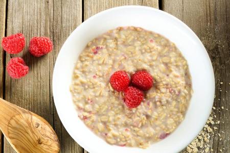 Eine Portion Haferflocken (50g) liefert 7,5g Eiweiß. In Kombination mit Milch, Joghurt oder Quark können die Proteine vom Kö...
