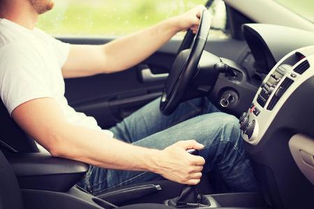 7 Fehler die man(n) beim Autofahren macht 7 Fehler die man(n) beim Autofahren macht