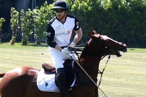 Schockmoment! Prinz Harry stürzt bei Polospiel vom Pferd