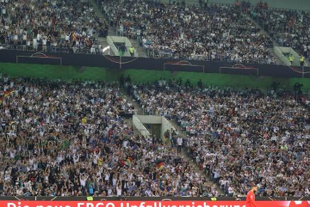 Banner in der Arena: Polizei kontrolliert Fan-Gruppe Banner in der Arena: Polizei kontrolliert Fan-Gruppe