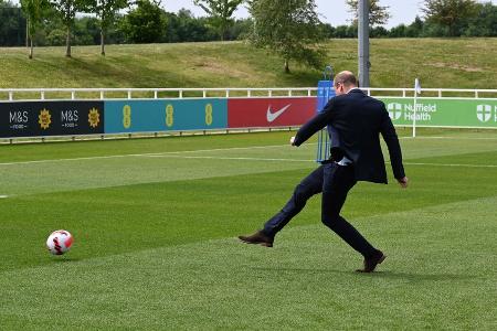 Prinz William versucht sich im Anzug als Fußballspieler Prinz William versucht sich im Anzug als Fußballspieler