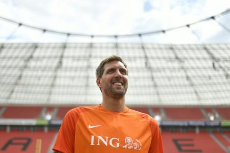Champions for Charity: Nowitzki und Schumacher kicken wieder Champions for Charity: Nowitzki und Schumacher kicken wieder