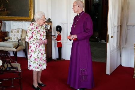 Queen Elizabeth II. nimmt Jubiläumsgeschenk ohne Gehstock entgegen Queen Elizabeth II. nimmt Jubiläumsgeschenk ohne Gehstock entgegen