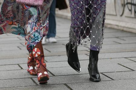 Howdy! Im Sommer kombinieren wir Cowboystiefel mit Kleidern und Röcken Howdy! Im Sommer kombinieren wir Cowboystiefel mit Kleidern und Röcken