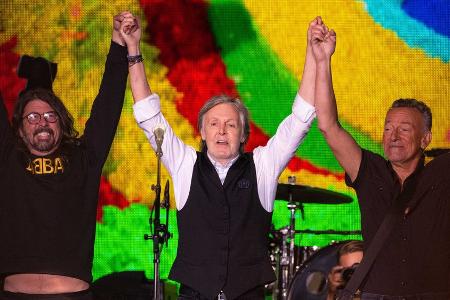 Paul McCartney singt mit John Lennon, Dave Grohl und Bruce Springsteen Paul McCartney singt mit John Lennon, Dave Grohl und Bruce Springsteen