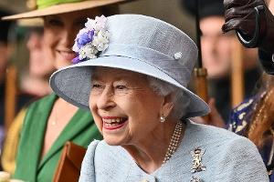 Queen Elizabeth II. nimmt an traditioneller Zeremonie teil