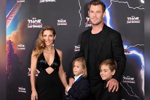 Seltener Anblick: Chris Hemsworth mit Familie bei Premierenfeier