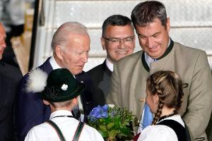 Markus Söder schenkt Joe Biden einen "Bayern-Rucksack"