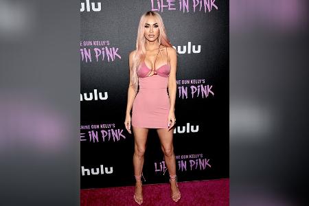 Neuer Look: Megan Fox trägt ihr Haar jetzt blond mit pinken Strähnchen Neuer Look: Megan Fox trägt ihr Haar jetzt blond mit pinken Strähnchen